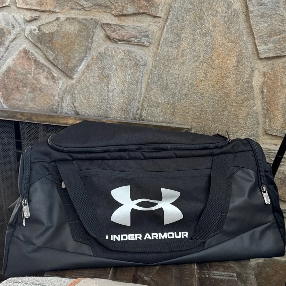 Under Armour Black Duffel Bag unisex size medium